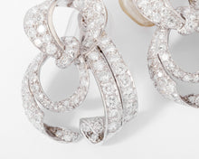 Charger l&#39;image dans la galerie, Importante boucle d&#39;oreilles Platine et diamants circa 1930
