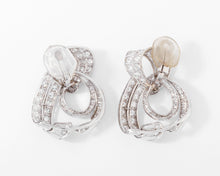 Charger l&#39;image dans la galerie, Importante boucle d&#39;oreilles Platine et diamants circa 1930
